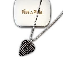 Cargar imagen en el visor de la galería, Collar con púa Hipnosis grabado texto gratis (Cuadrado)