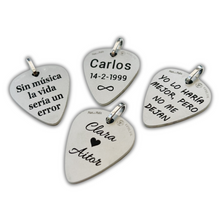 Cargar imagen en el visor de la galería, Collar con púa Hipnosis grabado texto gratis (Cuadrado)