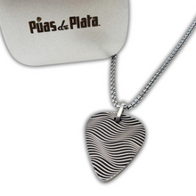 Cargar imagen en el visor de la galería, Collar con púa Hipnosis grabado texto gratis (Olas)