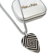 Cargar imagen en el visor de la galería, Collar con púa Hipnosis grabado texto gratis (Rombo)